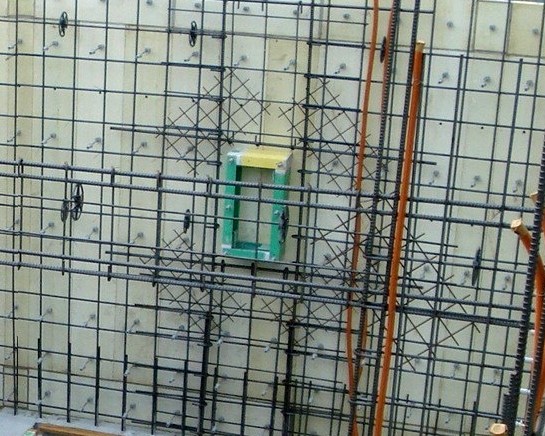 窓まわりの補強方法　三和建設では四隅にワイヤーメッシュを入れています。